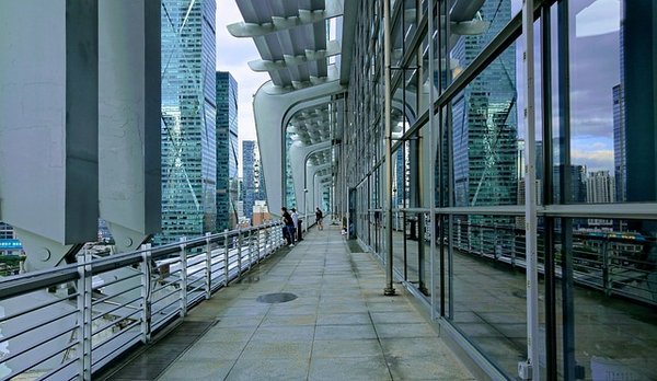 Tout savoir sur les avantages du garde-corps vitré